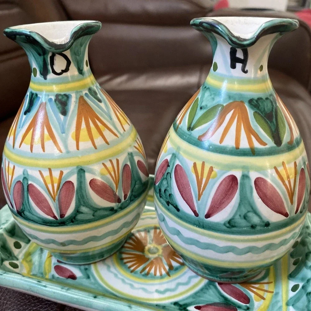 Vintage Italian Ravello Majolica Art Pottery Oil‎ & Vinegar Cruets w/Underplate